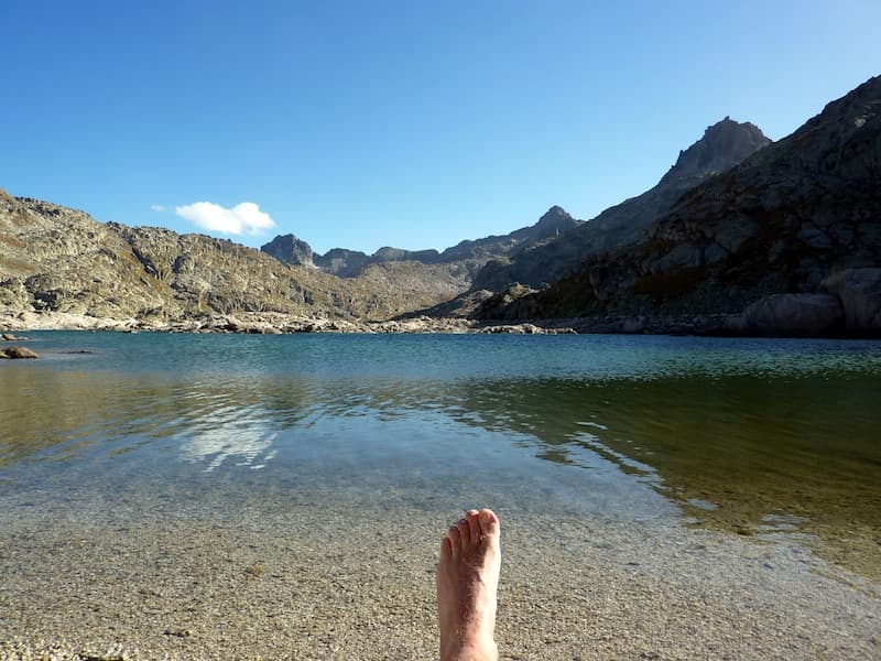 Sieste au bord du lac, le Besiberri nord dans le fond