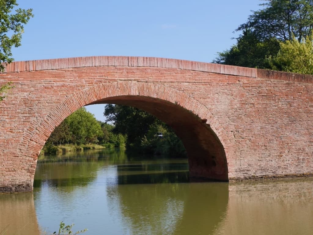 Pont en briques sur le canal du Midi